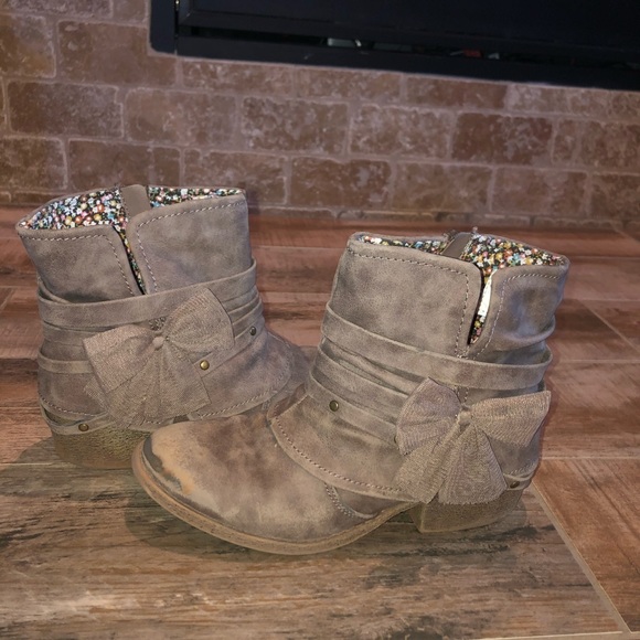 CRB Girl Tan Booties - Picture 1 of 5